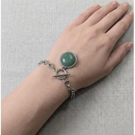 Bracelet pierre naturelle porté au poignet avec chaîne acier inoxydable