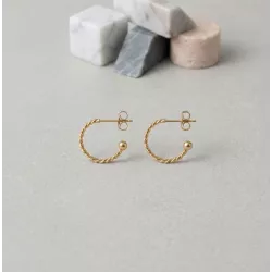 Paire de boucles d’oreilles anneau torsadé design épuré