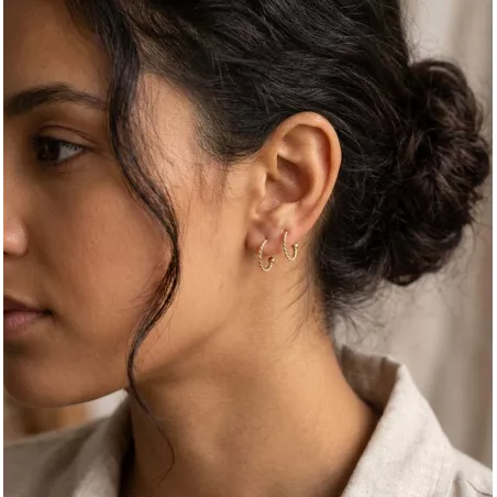 Boucles d’oreilles torsadées acier inoxydable doré portées sur oreille femme