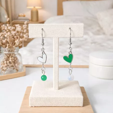 boucles passion avec un coeur et pierre naturelle, acier inoxydable, blanc vert, sur un support