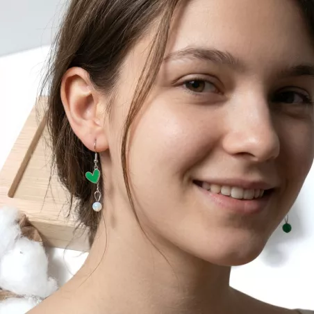 boucles passion avec un coeur et pierre naturelle, acier inoxydable, blanc vert, porté