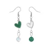 boucles passion avec un coeur et pierre naturelle, acier inoxydable, blanc vert, fond blanc