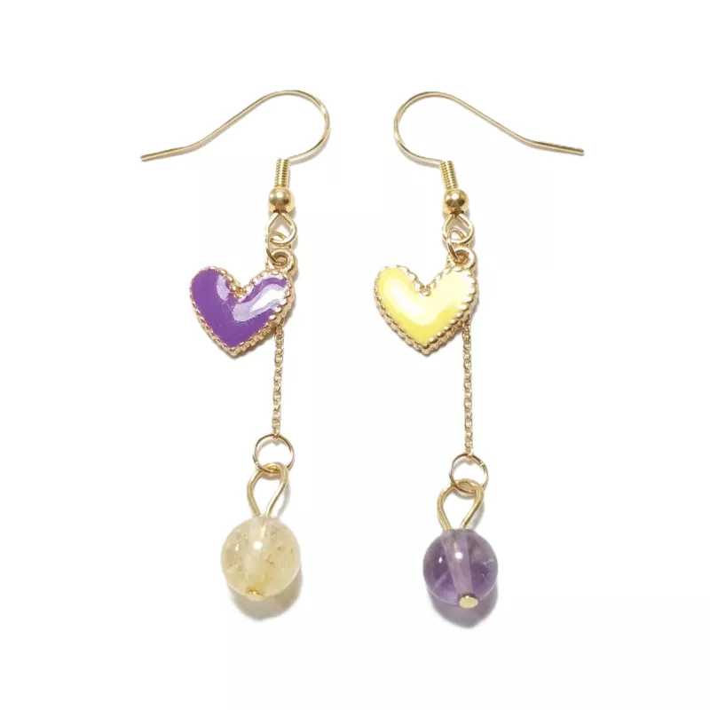 boucles passion avec un coeur et pierre naturelle, acier inoxydable doré, jaune et violet, sur fond blanc