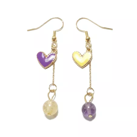 boucles passion avec un coeur et pierre naturelle, acier inoxydable doré, jaune et violet, sur fond blanc
