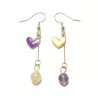 boucles passion avec un coeur et pierre naturelle, acier inoxydable doré, jaune et violet, sur fond blanc