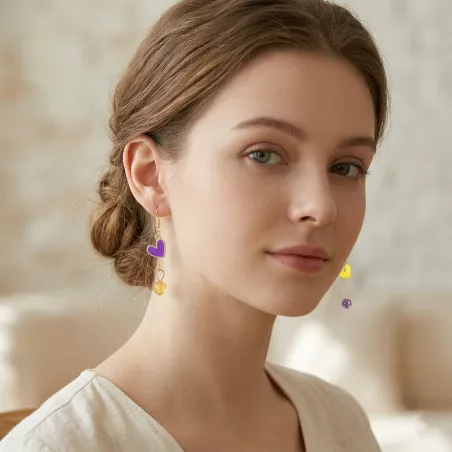 boucles passion avec un coeur et pierre naturelle, acier inoxydable doré, jaune et violet, porté