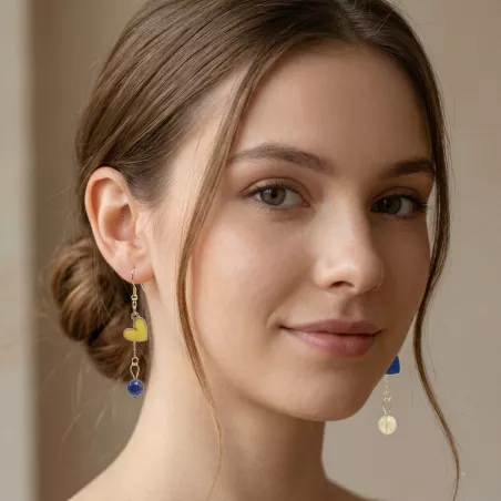 boucles passion avec un coeur et pierre naturelle, acier inoxydable doré, jaune et bleu, porté
