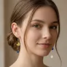 boucles passion avec un coeur et pierre naturelle, acier inoxydable doré, jaune et bleu, porté