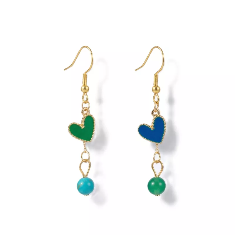 boucles passion avec un coeur et pierre naturelle, acier inoxydable doré, vert et bleu, sur fond blanc