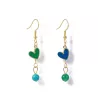 boucles passion avec un coeur et pierre naturelle, acier inoxydable doré, vert et bleu, sur fond blanc