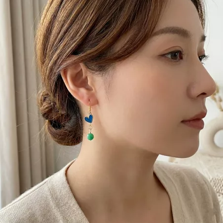 boucles passion avec un coeur et pierre naturelle, acier inoxydable doré, bleu, porté