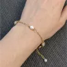 Bracelet artisanal avec perles d eau et nacre porté