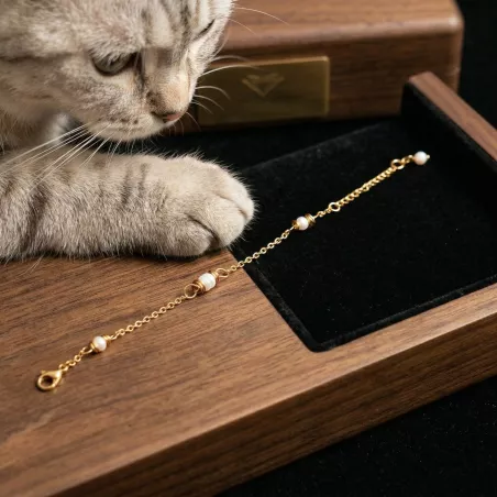 Bracelet delicat Rusalka perles d eau monte sur chaine fine reglable avec chat