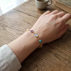 Bracelet Clairière Chakra Équilibre en pierres naturelles cabochon porté au poignet