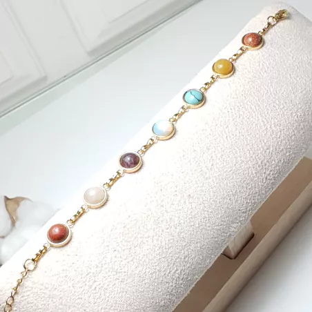 Détail du bracelet Clairière Équilibre en pierres cabochon et acier inoxydable doré