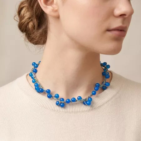 Collier artisanal en perles rondes Bouly&Cailloux porté