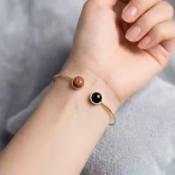 Bracelet jonc Georgette reglable fait main porté au poignet