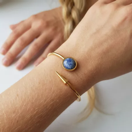 Bracelet jonc a une pointe en acier inoxydable porte par une jeune femme