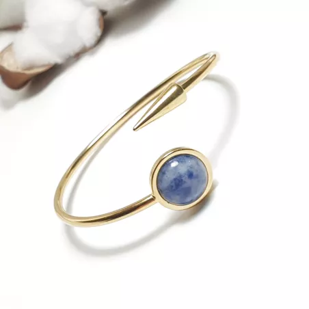 Bracelet jonc minimaliste avec pierre naturelle cabochon sur fond neutre