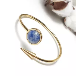 Bracelet jonc minimaliste avec pierre naturelle cabochon sur fond neutre