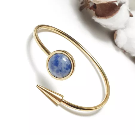 Bracelet jonc minimaliste avec pierre naturelle cabochon sur fond neutre