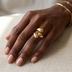 Bague contemporaine réglable portée à la main