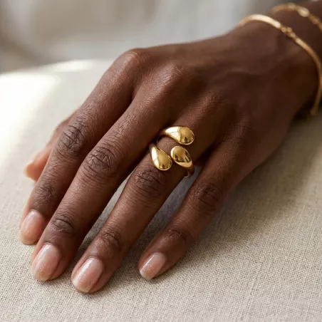 Bague contemporaine réglable portée à la main