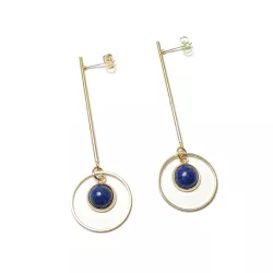 Boucles pendantes fines en acier inoxydable doré et pierre naturelle sur fond blanc
