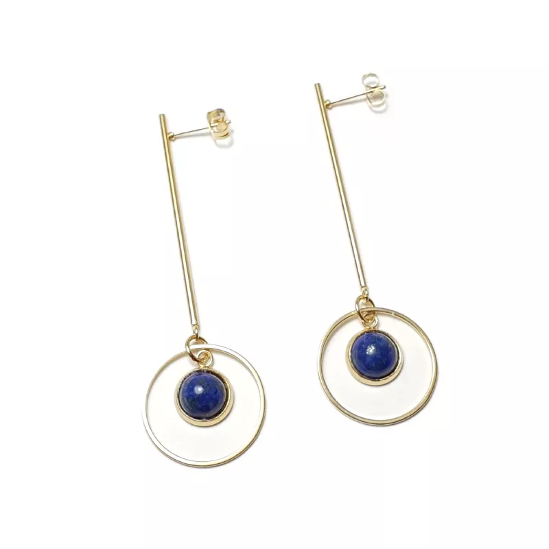 Boucles pendantes fines en acier inoxydable doré et pierre naturelle sur fond blanc