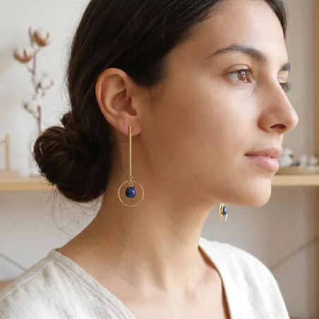 Boucles d oreilles pendantes avec pierre naturelle cabochon portées par une femme