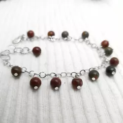 Un bracelet avec perles rondes picasso