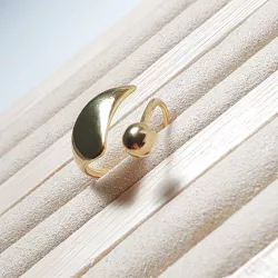 Bague Spira dorée en acier inoxydable sur fond clair rainuré