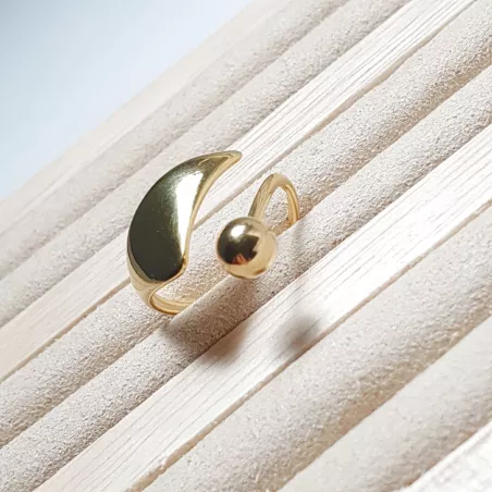 Bague Spira dorée en acier inoxydable sur fond clair rainuré