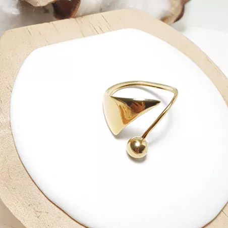 Bague Spira dorée réglable en acier inoxydable sur présentoir rond