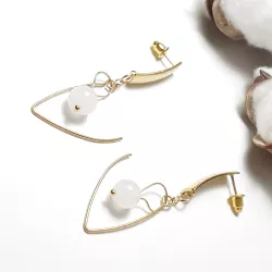 Boucles pendantes Altéra dorées avec quartz rose, détail de la monture ouverte