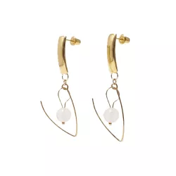 Boucles pendantes Altéra dorées avec quartz rose, vue détourée