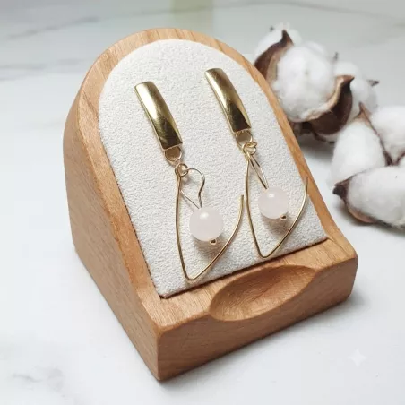 Boucles pendantes Altéra dorées avec quartz rose sur support clair