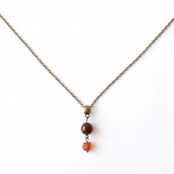 pendentif couleur bronze, agate et tourmaline rouge sur fond blanc