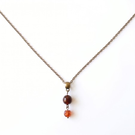 pendentif couleur bronze, agate et tourmaline rouge sur fond blanc