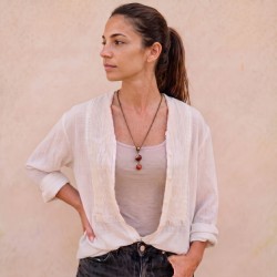 Collier Vintage couleur bronze, agate et tourmaline rouge porté