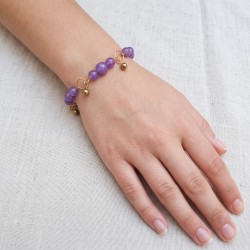 Bracelet Physalis en calcédoine lilas porté au poignet