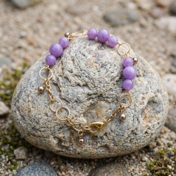 Bracelet Physalis en calcédoine lilas sur une pierre