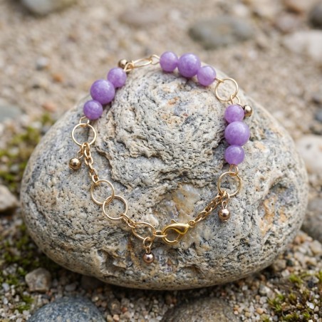 Bracelet Physalis en calcédoine lilas sur une pierre