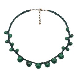 Collier crochet Malachite en pierres vertes, sur fond blanc