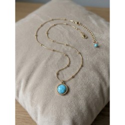 Collier Séléné en acier inoxydable doré avec cabochon en turquoise sur tissu beige
