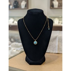 Collier Séléné en acier inoxydable doré et turquoise présenté sur un buste noir