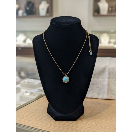 Collier Séléné en acier inoxydable doré et turquoise présenté sur un buste noir