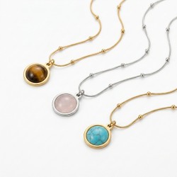 Colliers Séléné en acier inoxydable doré et argenté avec cabochons en pierres naturelles sur fond blanc