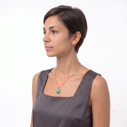 Collier Séléné en acier inoxydable doré et turquoise porté au cou