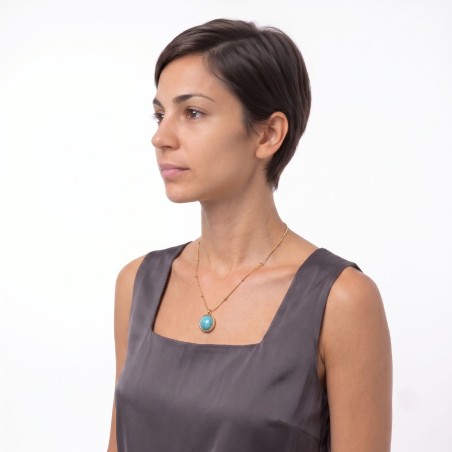 Collier Séléné en acier inoxydable doré et turquoise porté au cou